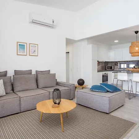 Louzoia Bay Villa *